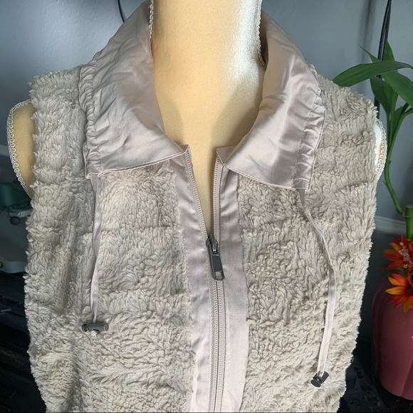 CABI REVERSIBLE CREAM SATEEN/FUZZY ZIP UP VEST SIZE M - Picture 9 of 11